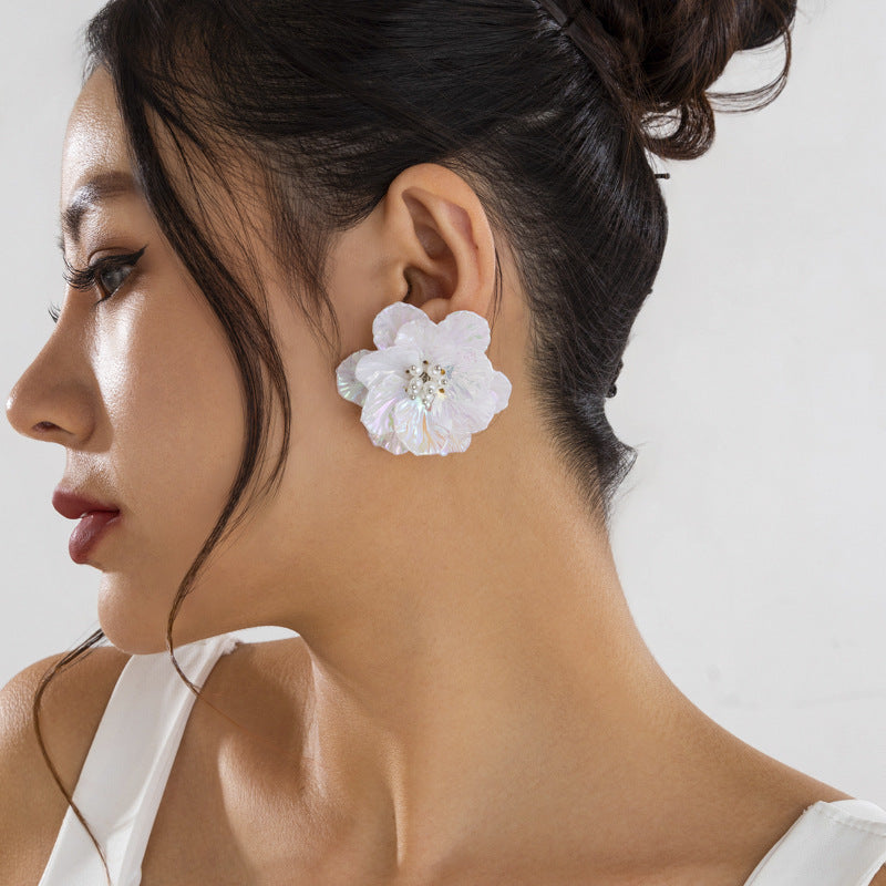 Small fresh and colorful scallop flower earrings with sweet pearl inlay, versatile and versatile